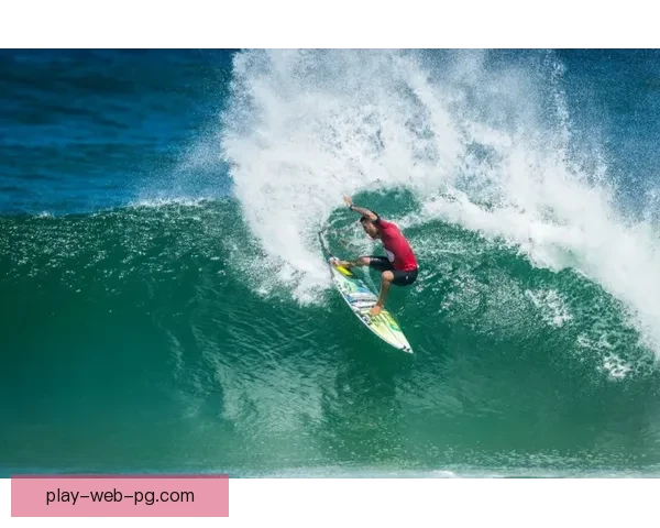 世界级冲浪赛事震撼开赛，选手实力角逐惊险刺激